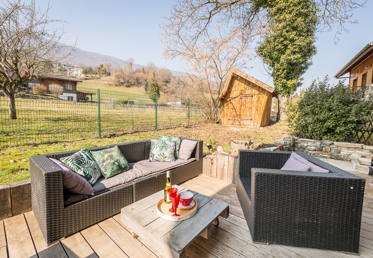 terrasse, soleil, barbecue, apéro, été, profiter, vacances en famille, amis, location court séjour annecy, 