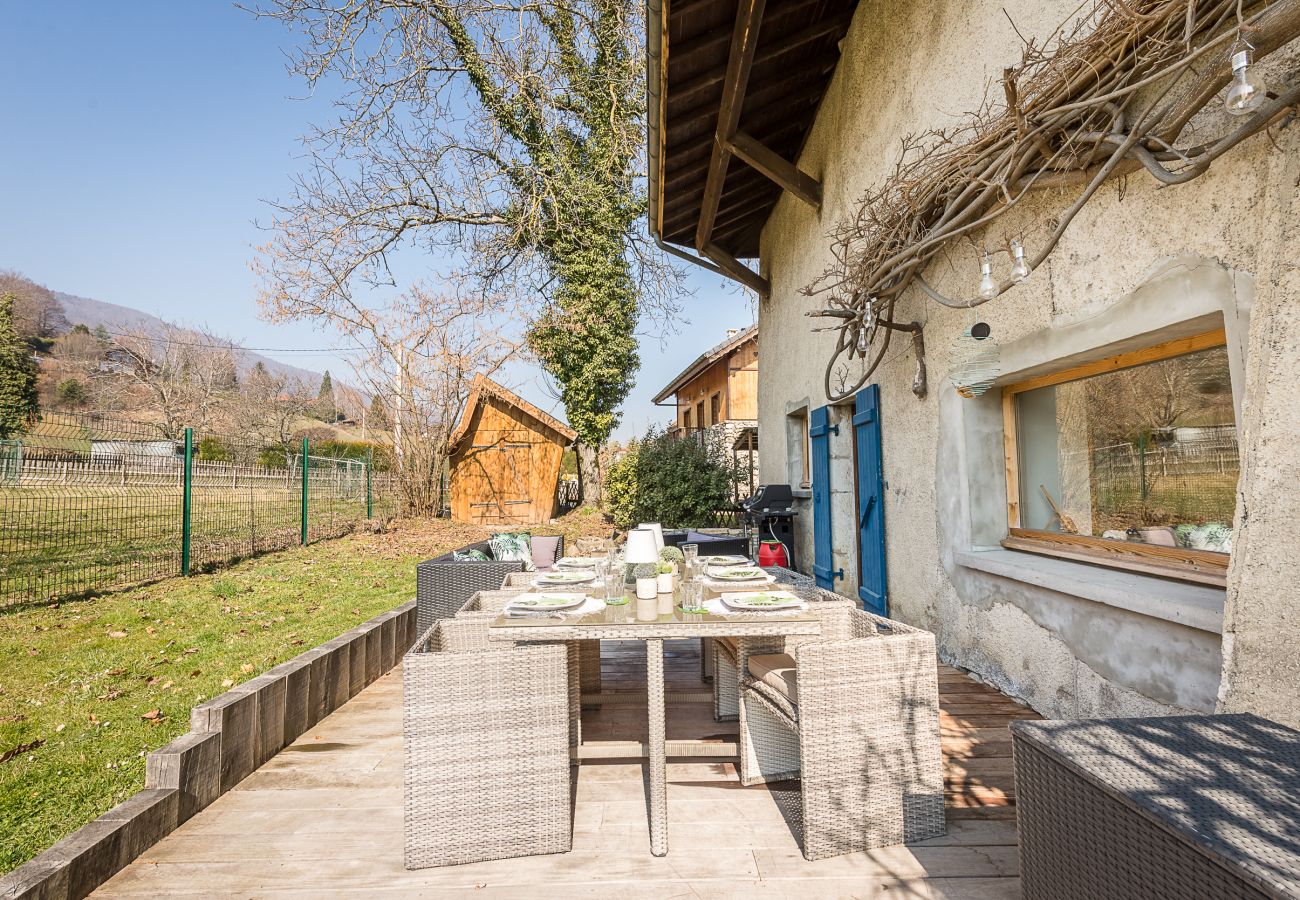 terrasse, repas, soleil, jardin, vue montagnes, partage, maison a louer lac d annecy, location villa annecy