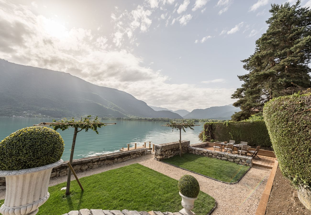 ponton, plage privée, location saisonnière, vacances, annecy, lac, vue montagne, luxe, maison, villa, hôtel, neige, soleil