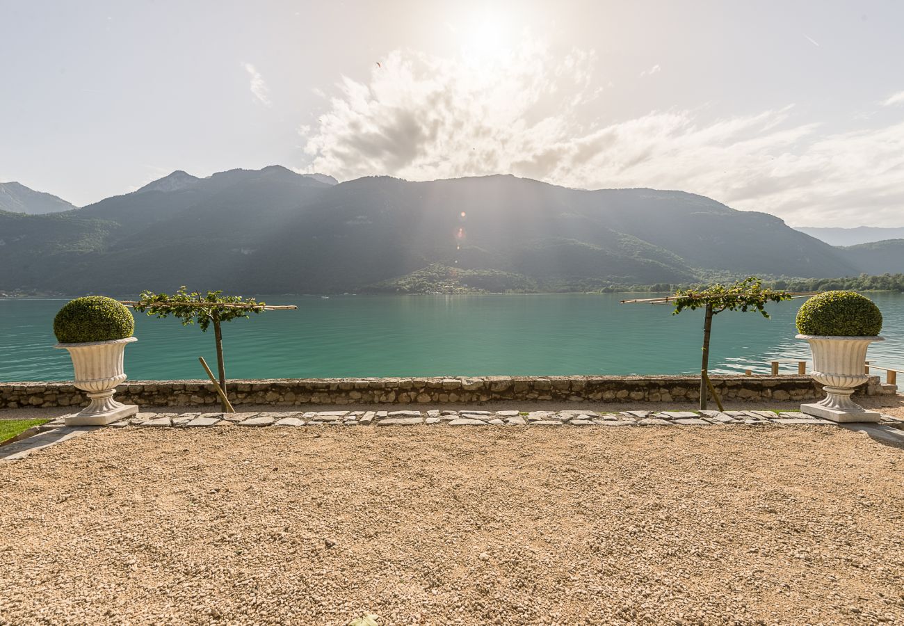 plage privée, location saisonnière, vacances, annecy, vue lac, vue montagne, luxe, maison, villa, hôtel, neige, soleil