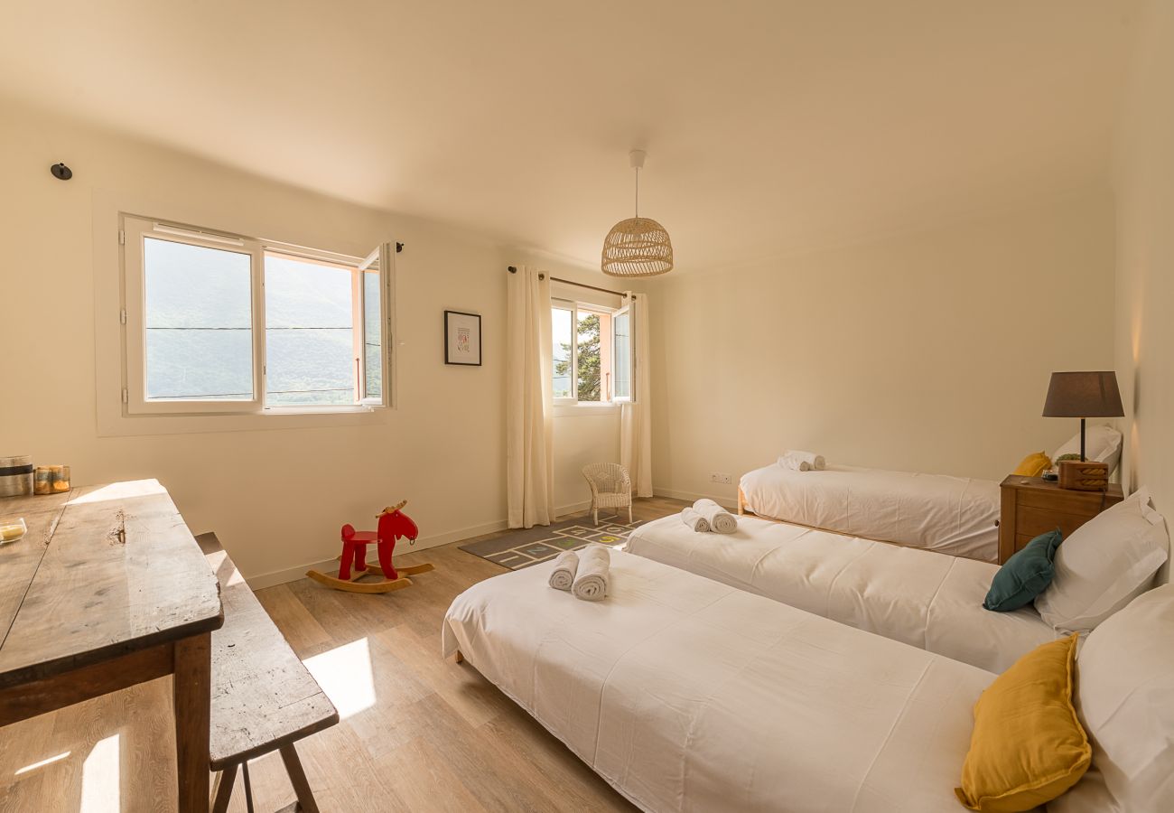 chambre enfants. location saisonnière, vacances, annecy, vue lac, vue montagne, luxe, maison, villa, hôtel, neige, soleil