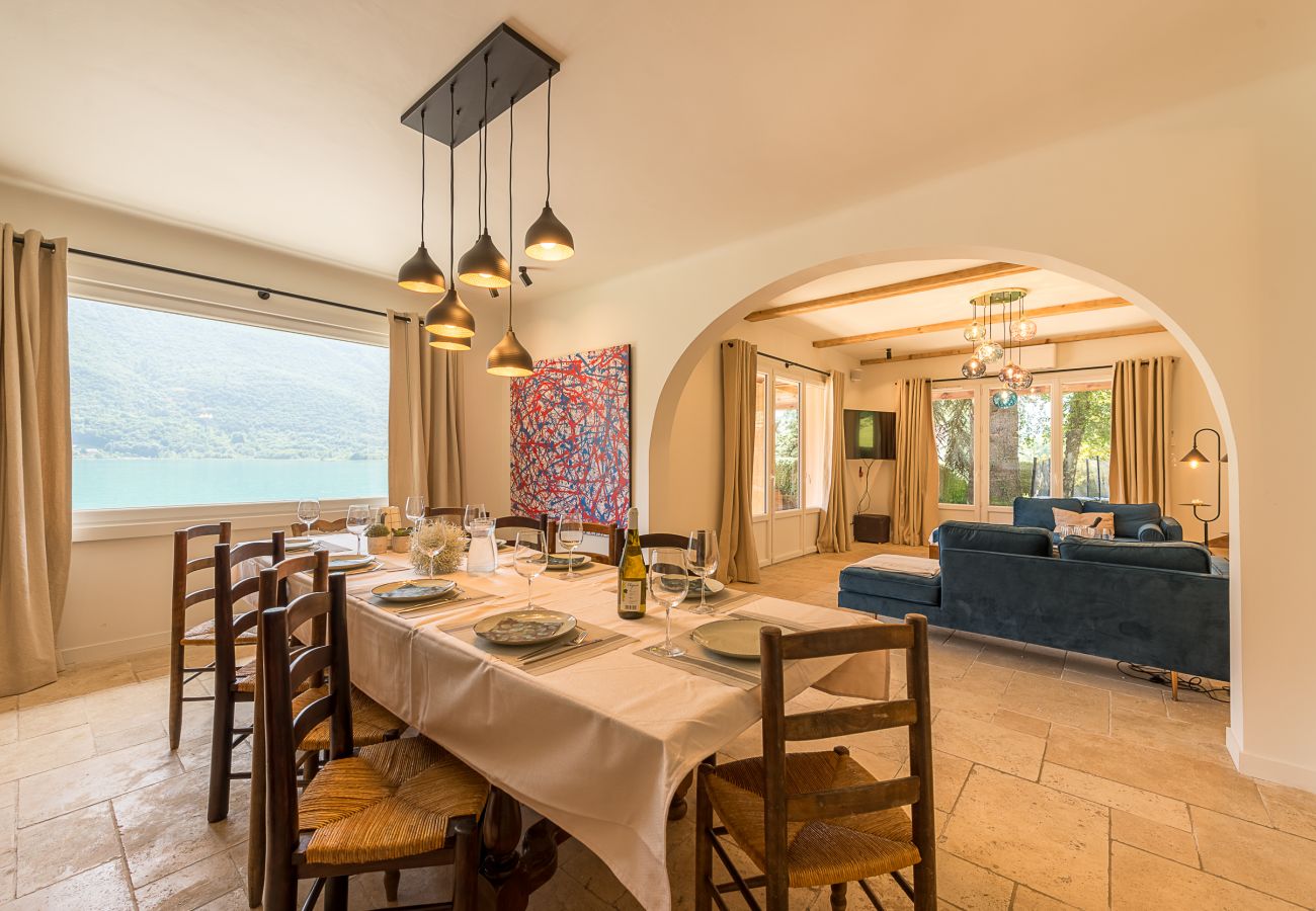 salle à manger, location saisonnière, vacances, annecy, vue lac, vue montagne, luxe, maison, villa, hôtel, neige, soleil