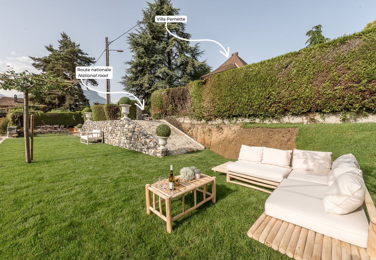 maison avec plage privée annecy, location saisonnière Premium, vacances, airbnb luxe, hotel, été, booking, 5 étoiles 