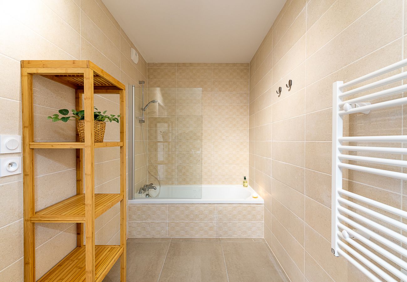 salle de bain, appartement, luxe, location saisonnière, annecy, vacances, vue lac, montagne, spacieux, hôtel, neige, soleil