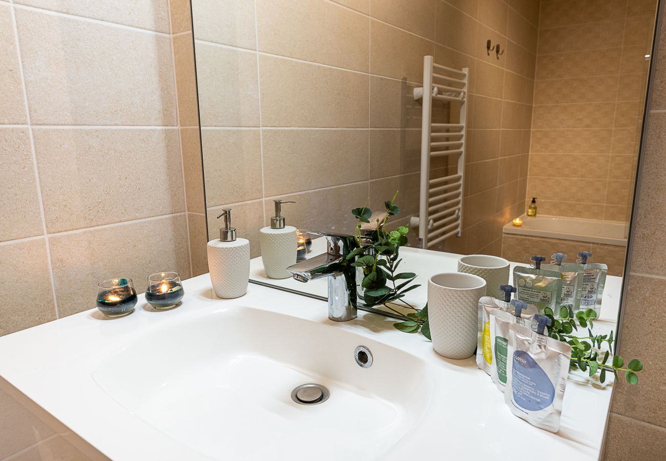 salle de bain, appartement, luxe, location saisonnière, annecy, vacances, vue lac, montagne, spacieux, hôtel, neige, soleil 