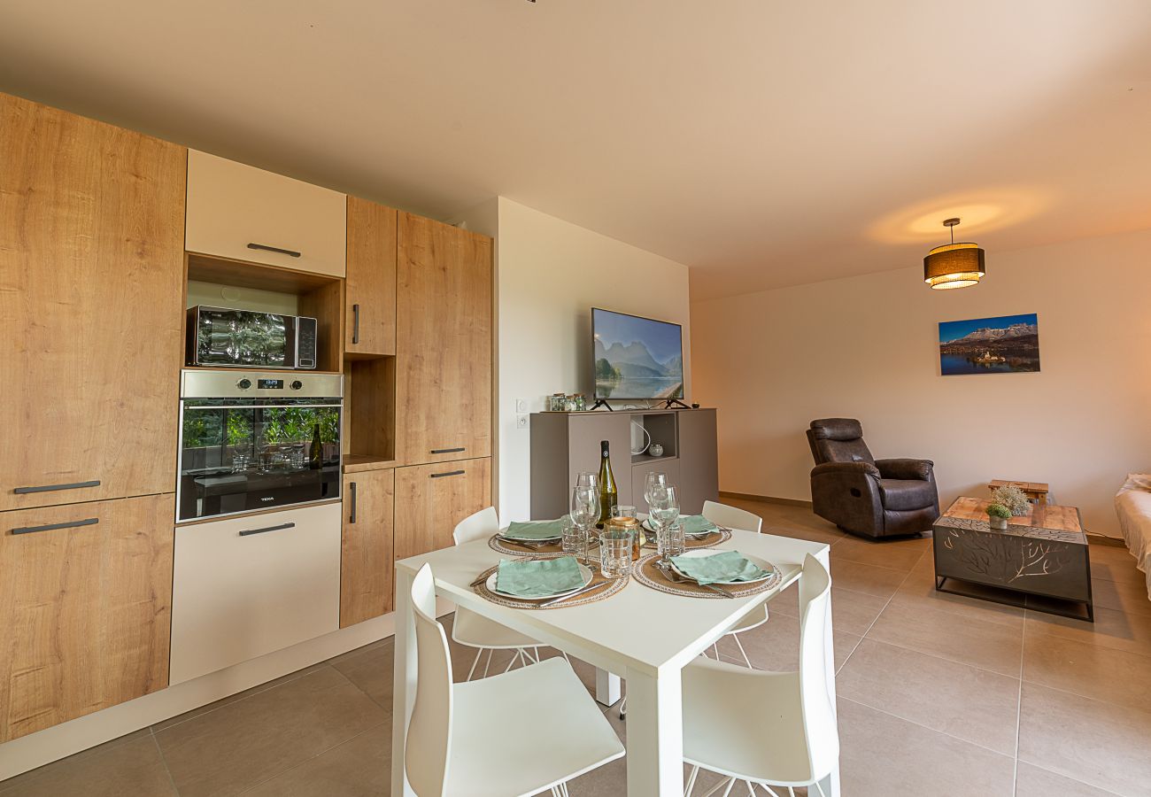 salle à manger, appartement, luxe, location saisonnière, annecy, vacances, vue lac, montagne, spacieux, hôtel, neige, soleil