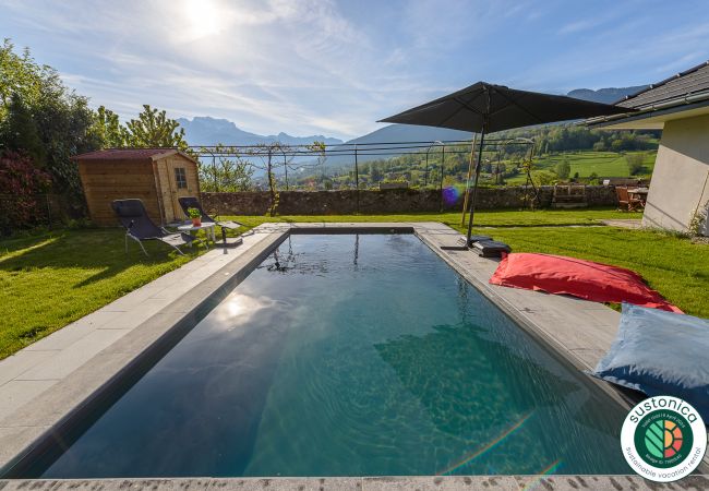 maison de luxe, vue lac, location saisonnière avec piscine, conciergerie haut de gamme, vacances, hôtel, annecy, été