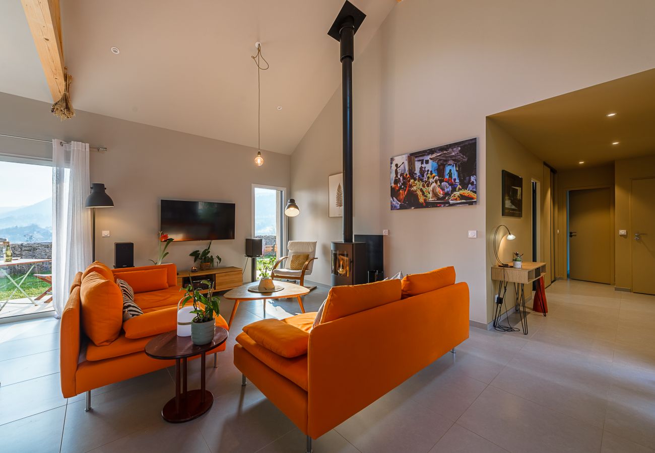 salon, salle à manger, accès balcon, lumineux, cosy, tv, vacances en famille, luxe, cocon, à louer 