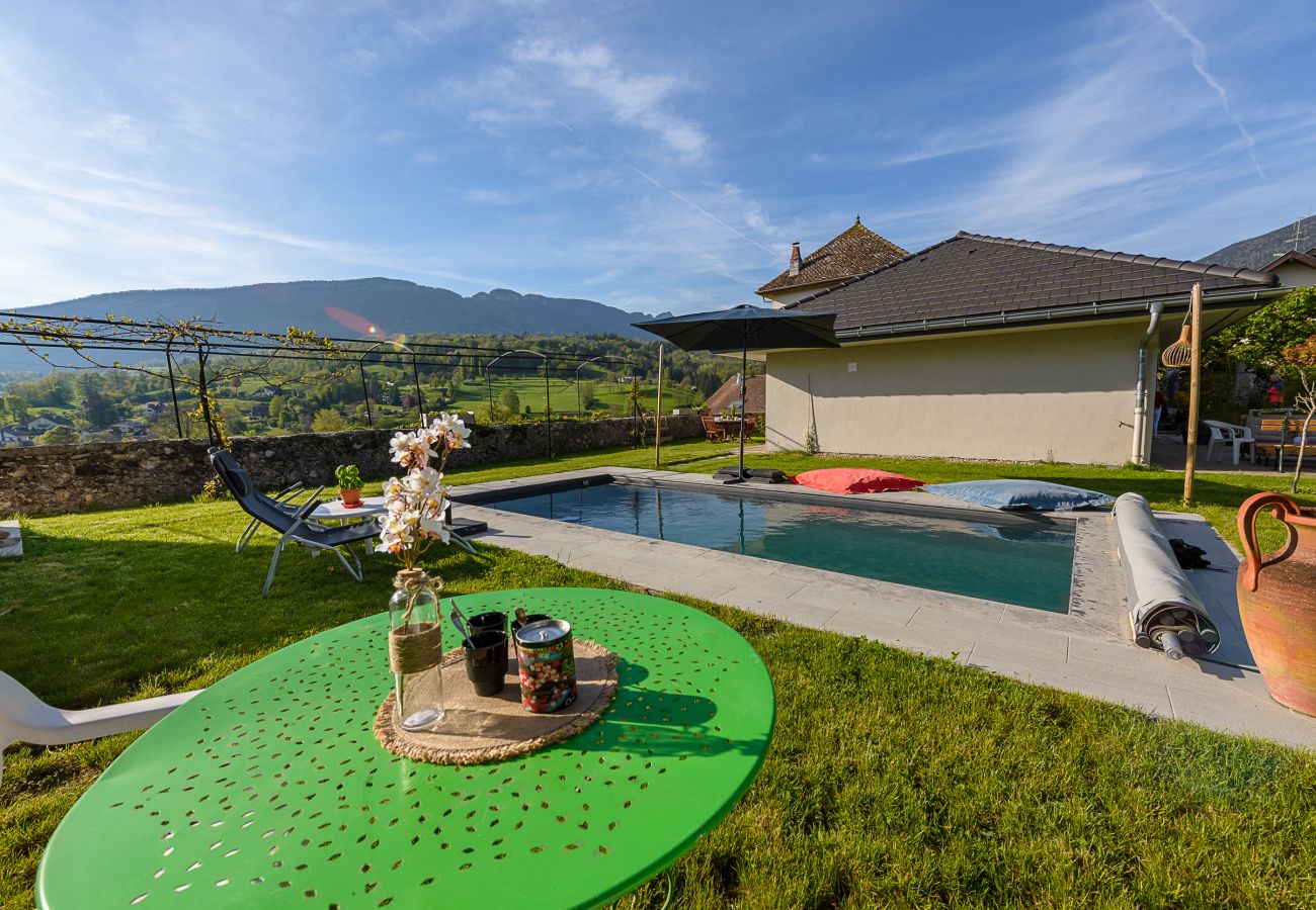 maison de luxe, vue lac, location saisonnière avec piscine, conciergerie haut de gamme, vacances, hôtel, annecy, été