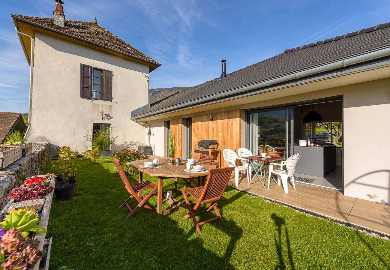 maison de luxe, vue lac, location saisonnière avec piscine, conciergerie haut de gamme, vacances, hôtel, annecy, été