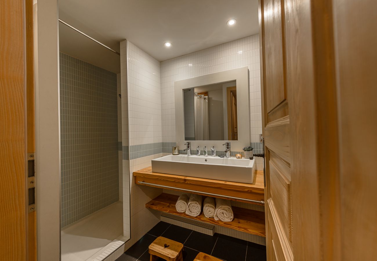 salle de douche, chalet, luxe, location saisonnière, conciergerie haut de gamme, vacances, soleil, montagnes, La Clusaz