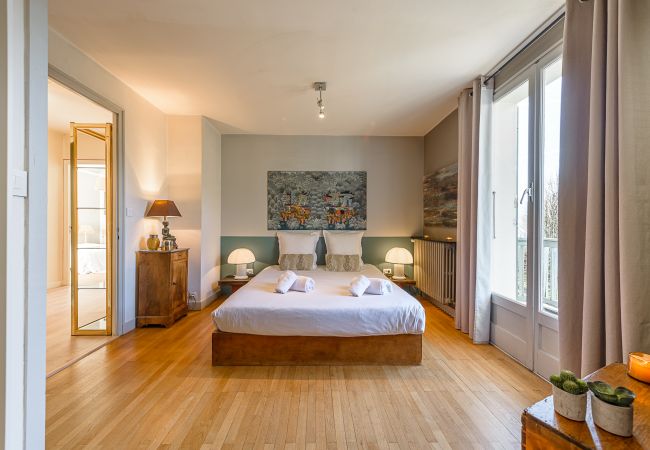 Chambre Arcalod, lit double, maison en location, été, hôtel, super host, airbnb, booking, logement durable,, Sustonica 
