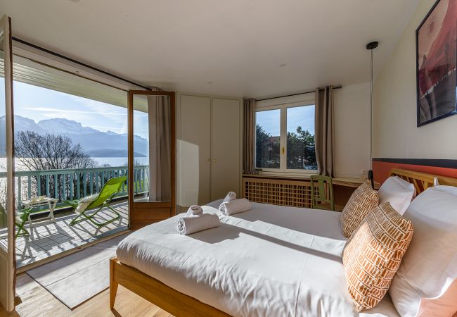 Chambre Tournette, location de maisons de vacances, Sevrier, piscine extérieure, vue lac, montagnes, terrasses, soleil, été 