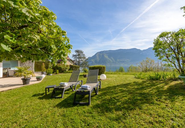 villa, jardin, piscine, vue lac et montagnes, location saisonnière, conciergerie haut de gamme, vacances, hôtel, annecy, luxe