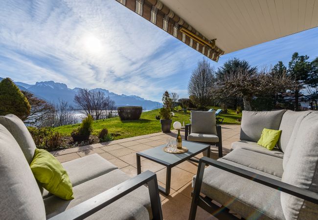 villa, jardin, piscine, vue lac et montagnes, location saisonnière, conciergerie haut de gamme, vacances, hôtel, annecy, luxe