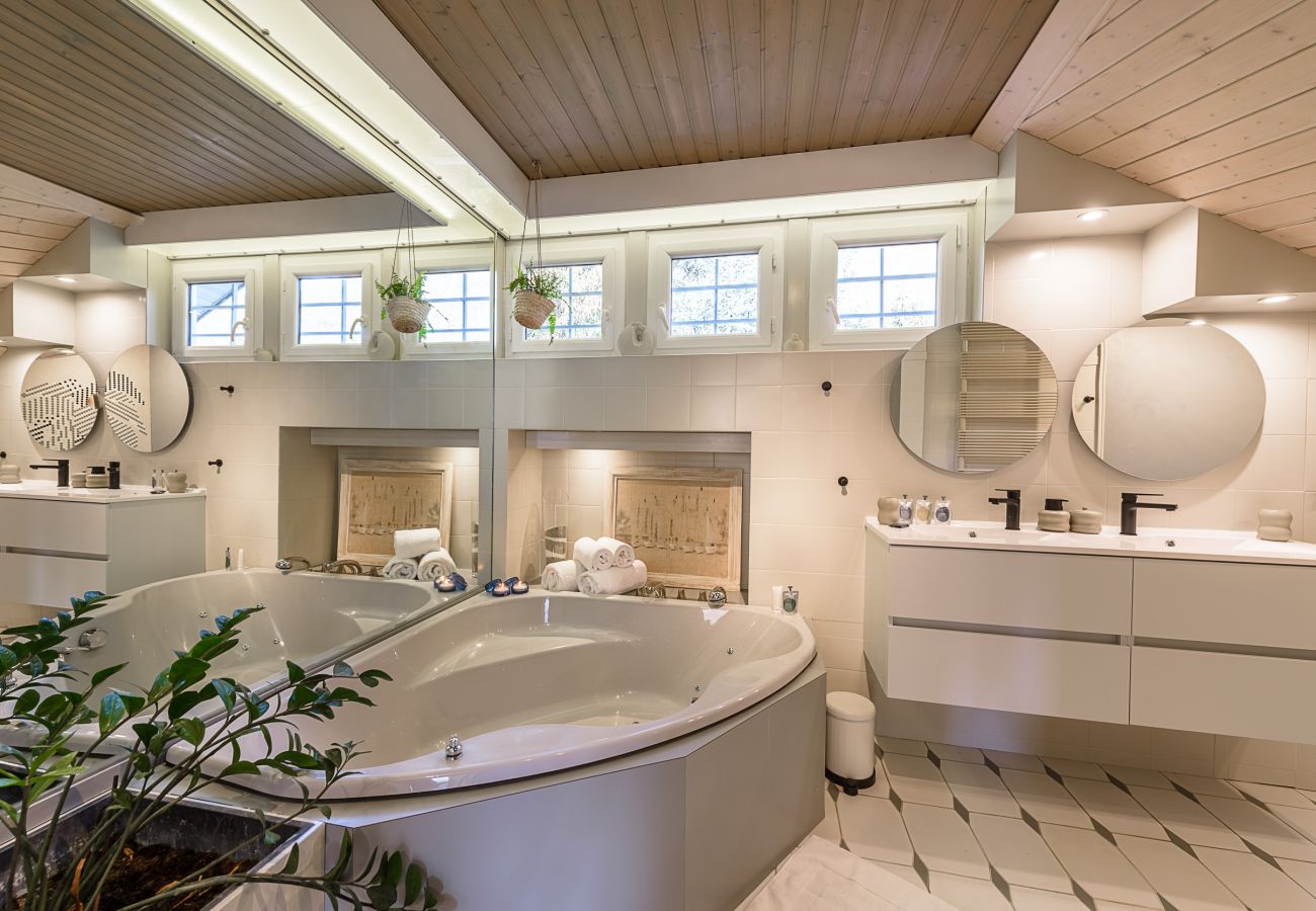 salle de bain, location saisonnière, conciergerie haut de gamme, vacances, hôtel, annecy, été, piscine, 8 personnes