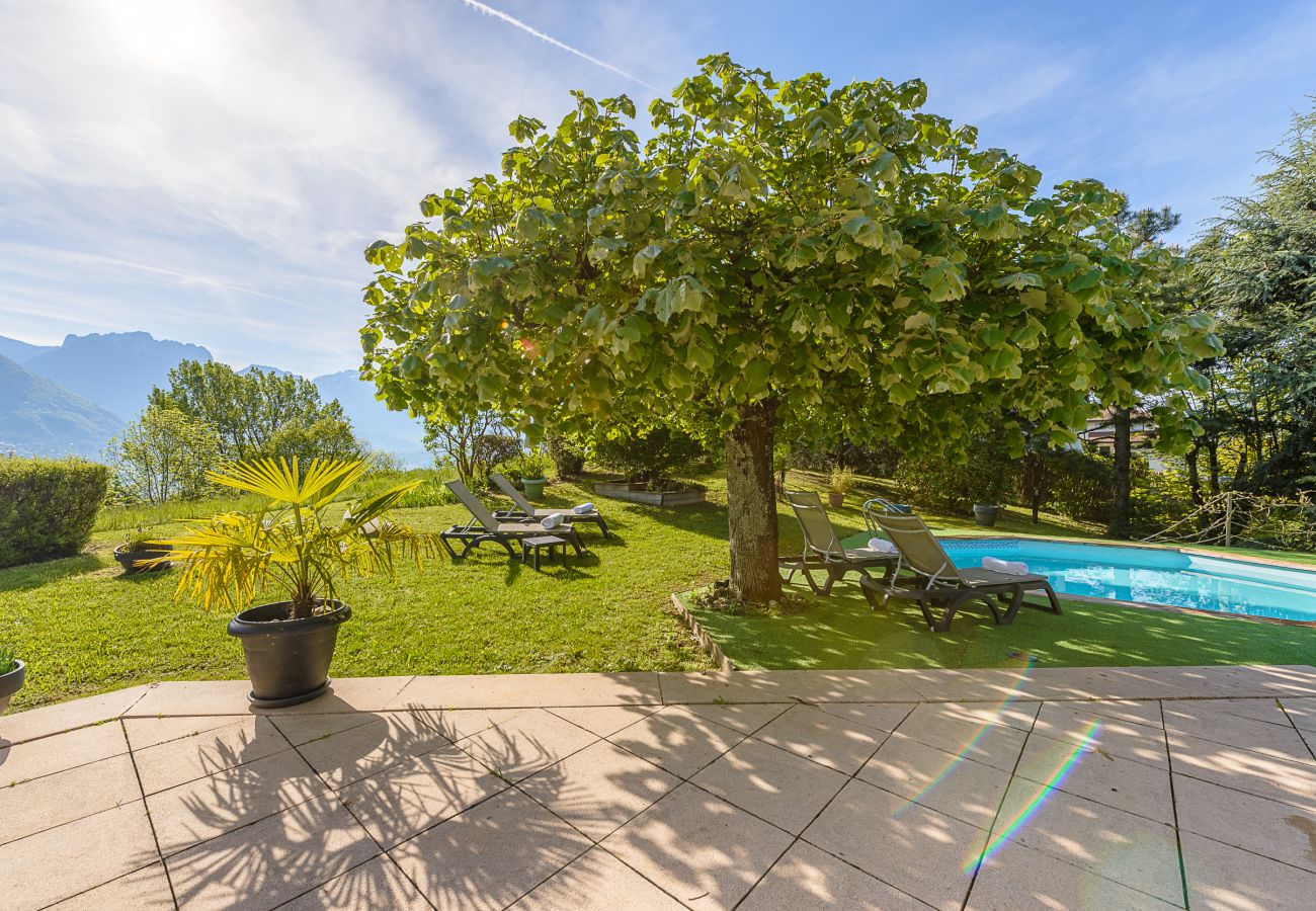 villa, jardin, piscine, vue lac et montagnes, location saisonnière, conciergerie haut de gamme, vacances, hôtel, annecy, luxe
