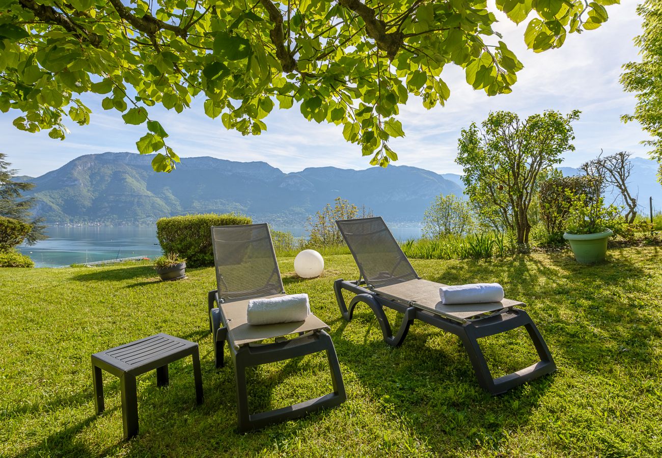 villa, jardin, piscine, vue lac et montagnes, location saisonnière, conciergerie haut de gamme, vacances, hôtel, annecy, luxe