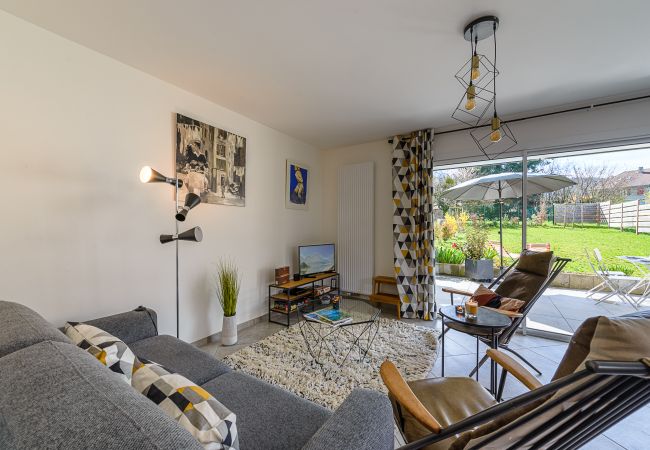 appartement 4 personnes, rez-de-jardin, location saisonnière, conciergerie haut de gamme, vacances, hôtel, annecy, été