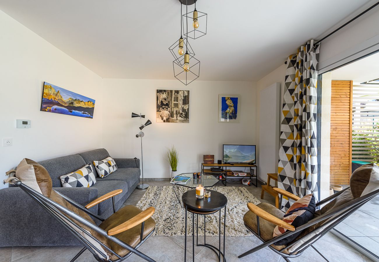 appartement 4 personnes, rez-de-jardin, location saisonnière, conciergerie haut de gamme, vacances, hôtel, annecy, été