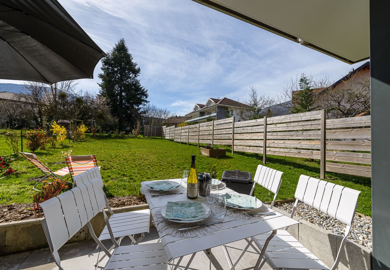 appartement 4 personnes, rez-de-jardin, location saisonnière, conciergerie haut de gamme, vacances, hôtel, annecy, été