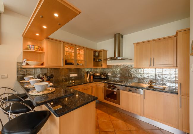 appartement de standing, vue lac, location saisonnière Premium, annecy, conciergerie haut de gamme, vacances, airbnb luxe