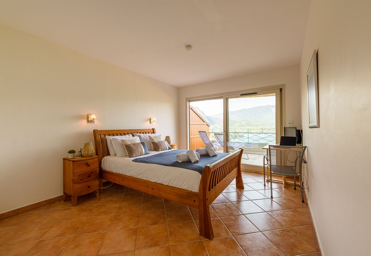 appartement de standing, vue lac, location saisonnière Premium, annecy, conciergerie haut de gamme, vacances, airbnb luxe 