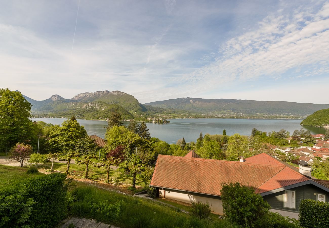 appartement de standing, vue lac, location saisonnière Premium, annecy, conciergerie haut de gamme, vacances, airbnb luxe