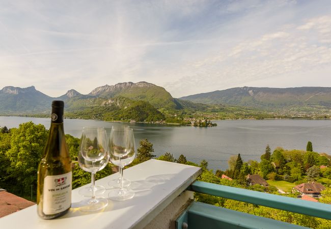 Balcon vue lac et montagnes - Location saisonnière appartement de standing, vue lac, location saisonnière Premium, annecy, conciergerie haut de gamme, vacances, airbnb luxe