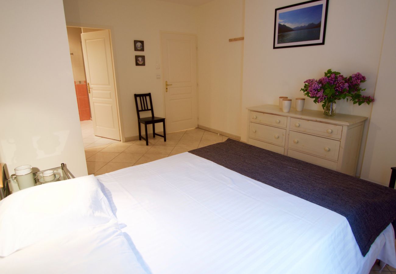 appartement de luxe, vue lac, location saisonnière, conciergerie haut de gamme, vacances, hôtel, annecy, été 