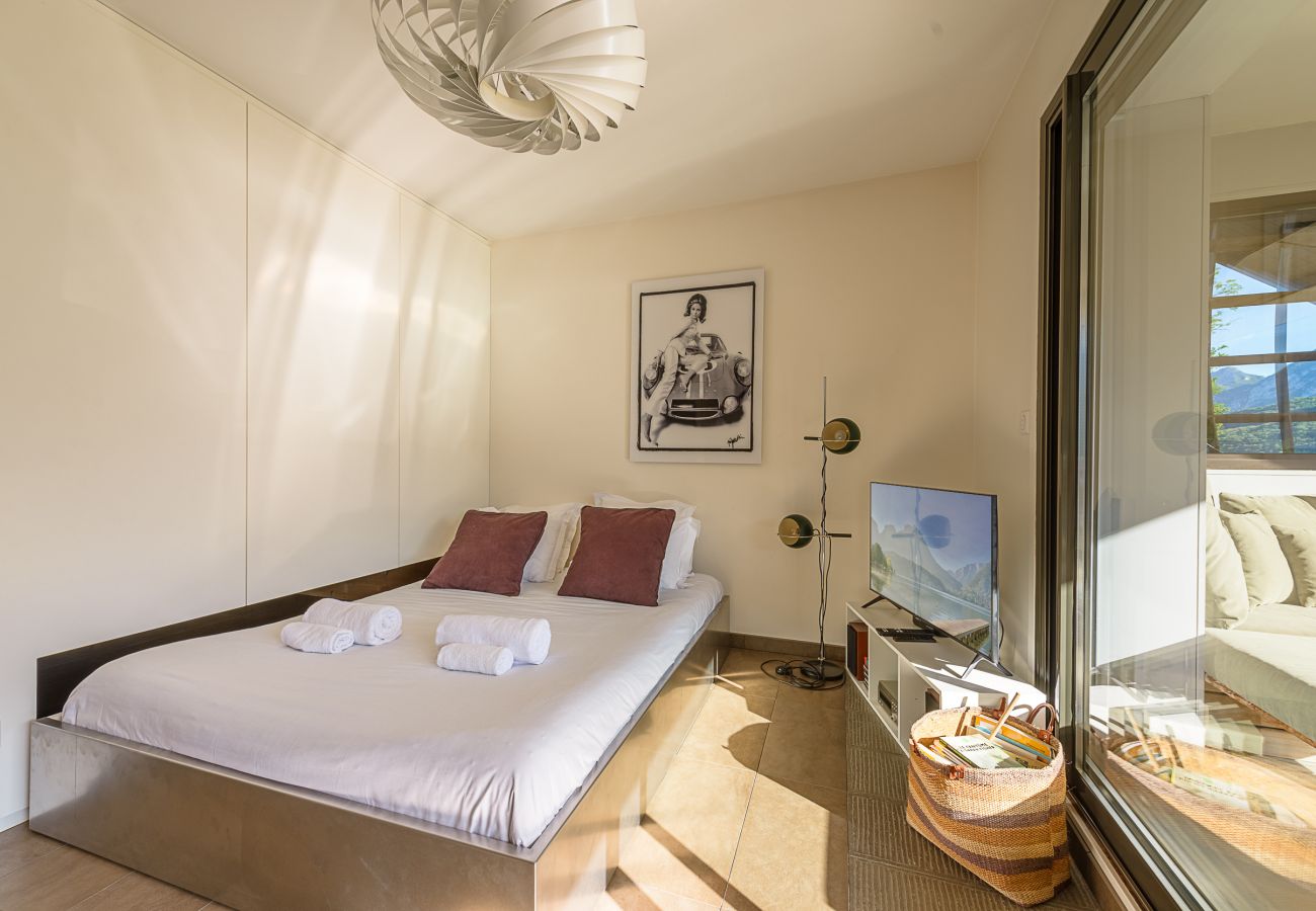 4 personnes, appartement, balcon, vue lac, montagnes, accès au lac, plage privée, agence de location, Annecy