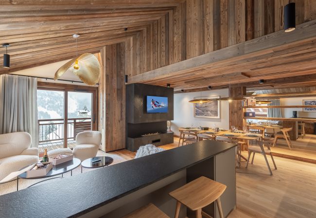 Intérieur de la salle à manger luxueuse dans notre appartement à Méribel, avec une vue panoramique sur les montagnes.