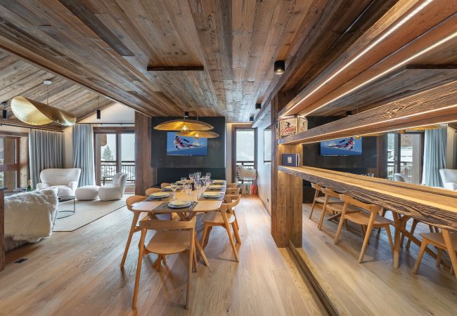 Intérieur de la salle à manger luxueuse dans notre appartement à Méribel, avec une vue panoramique sur les montagnes.