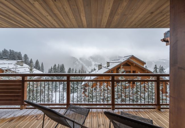 Balcon avec Vue Panoramique sur les Montagnes Enneigées et Chalets - Atmosphère Hivernale Idyllique à Méribel