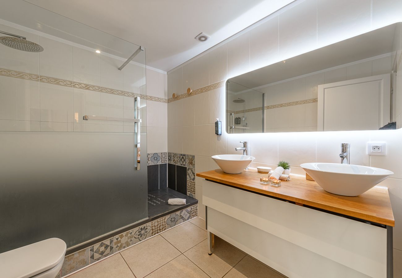 Salle de bain avec douche à l'italienne, double vasque et WC - location d'appartements au bord du lac d'Annecy 