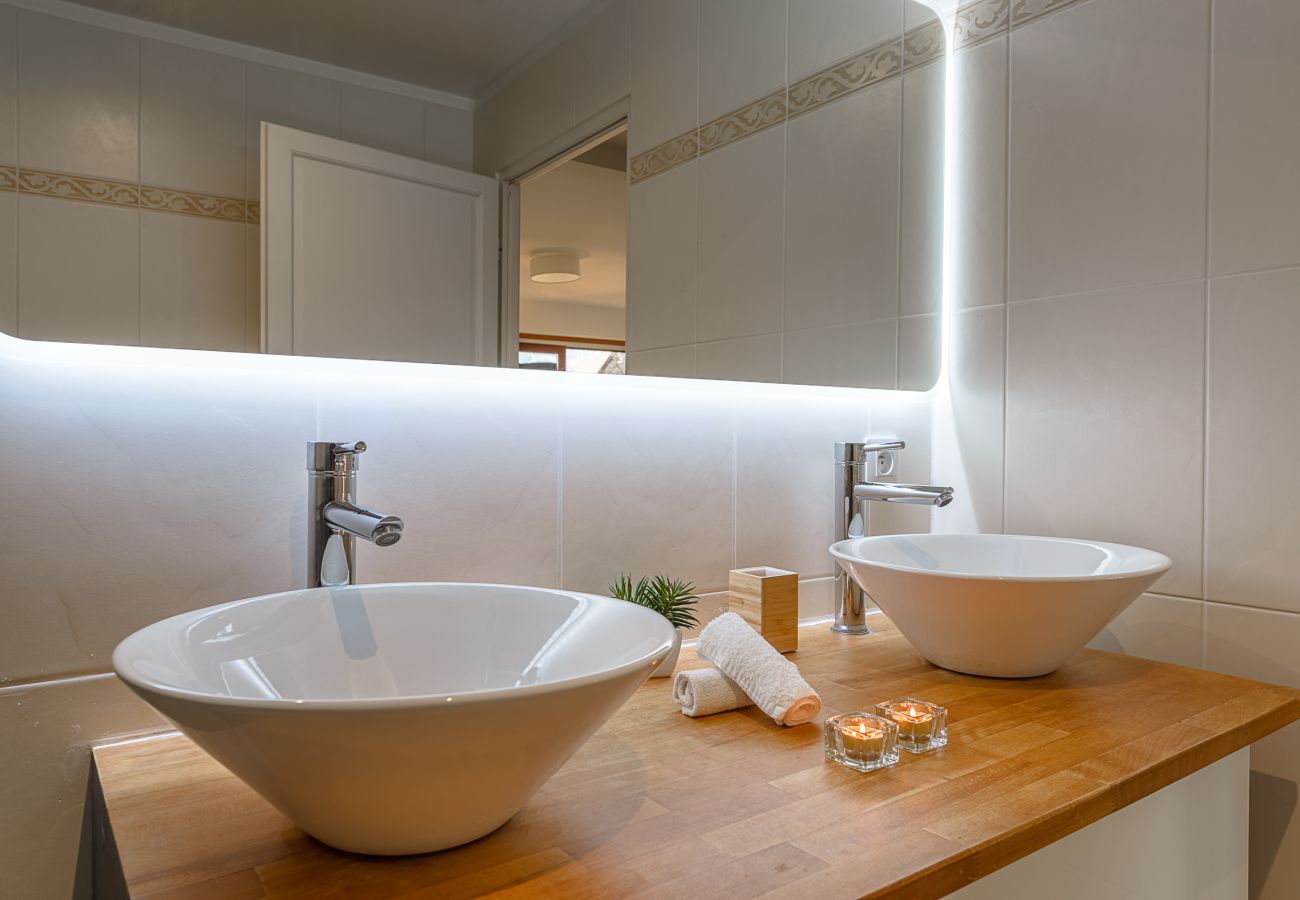 Salle de douche avec double vasque - pensez à réserver vos vacances en famille ou entre amis 