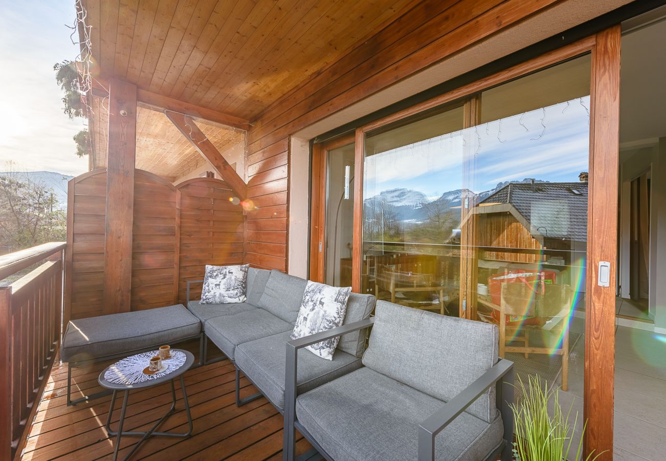 Terrasse privative avec table à manger et salon de jardin en location saisonnière au bord du lac d'Annecy 