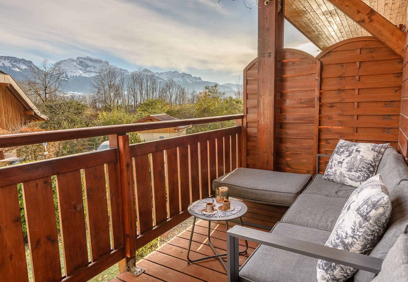 terrasse de luxe avec vue sur les montagnes environnantes et équipée pour de belles soirées en famille 