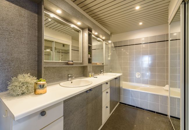 Appartement à Annecy - ANNECY - L'Explorer, vue Chateau et Visitation Appartement à Annecy - ANNECY - L'Explorer, vue Chateau et Visitation