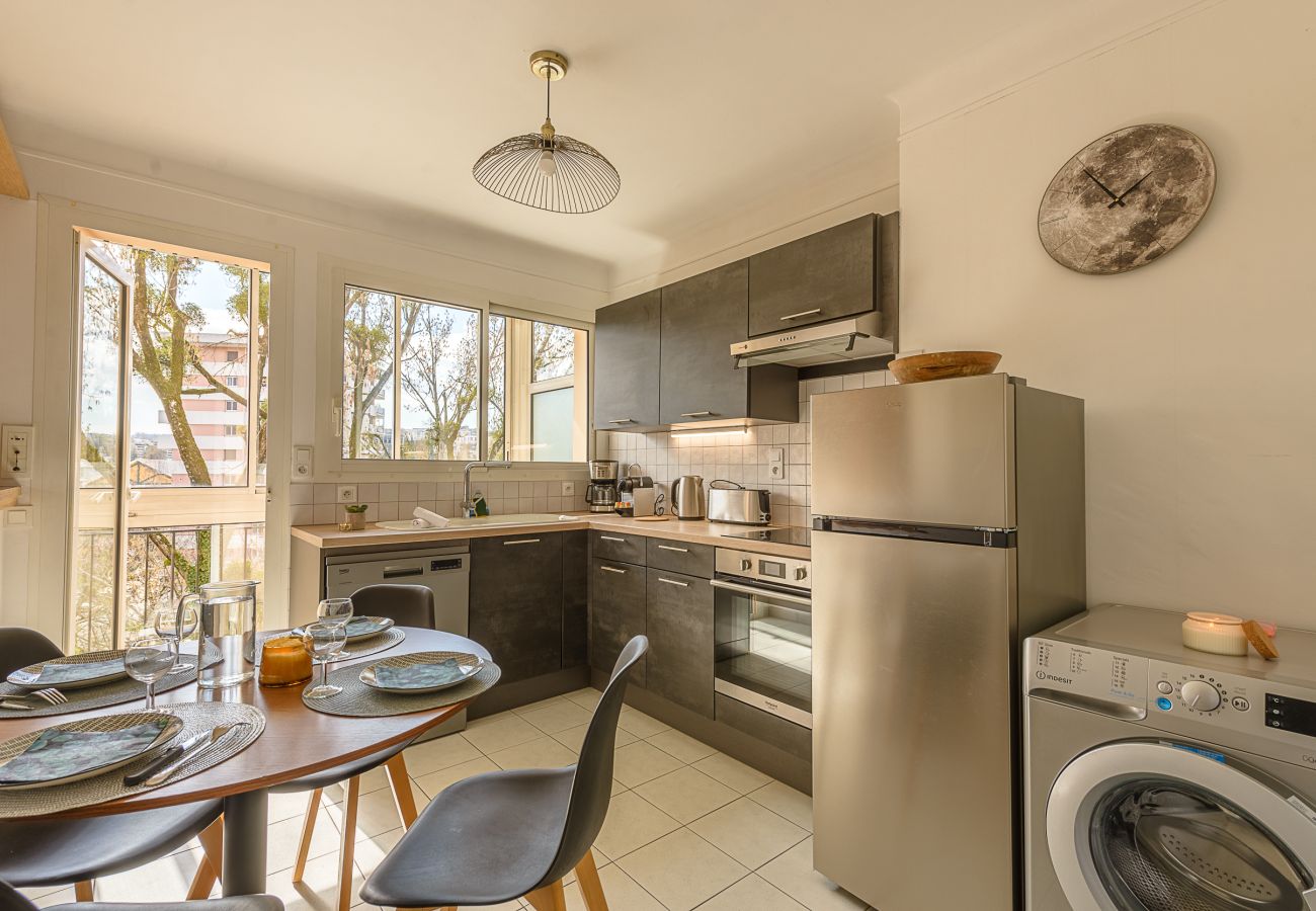 Appartement familial avec deux chambres doubles. Locations saisonnières sur les rives du lac d'annecy