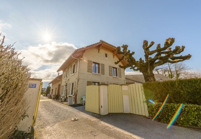 Location maison au bord du lac d'Annecy pour famille, séminaire en montagne, gite à louer alpes, maison pied dans l'eau 