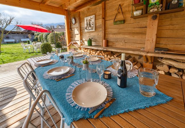 Location maison au bord du lac d'Annecy pour famille, séminaire en montagne, gite à louer alpes, maison pied dans l'eau 