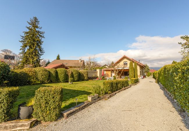 Location maison au bord du lac d'Annecy pour famille, séminaire en montagne, gite à louer alpes, maison pied dans l'eau