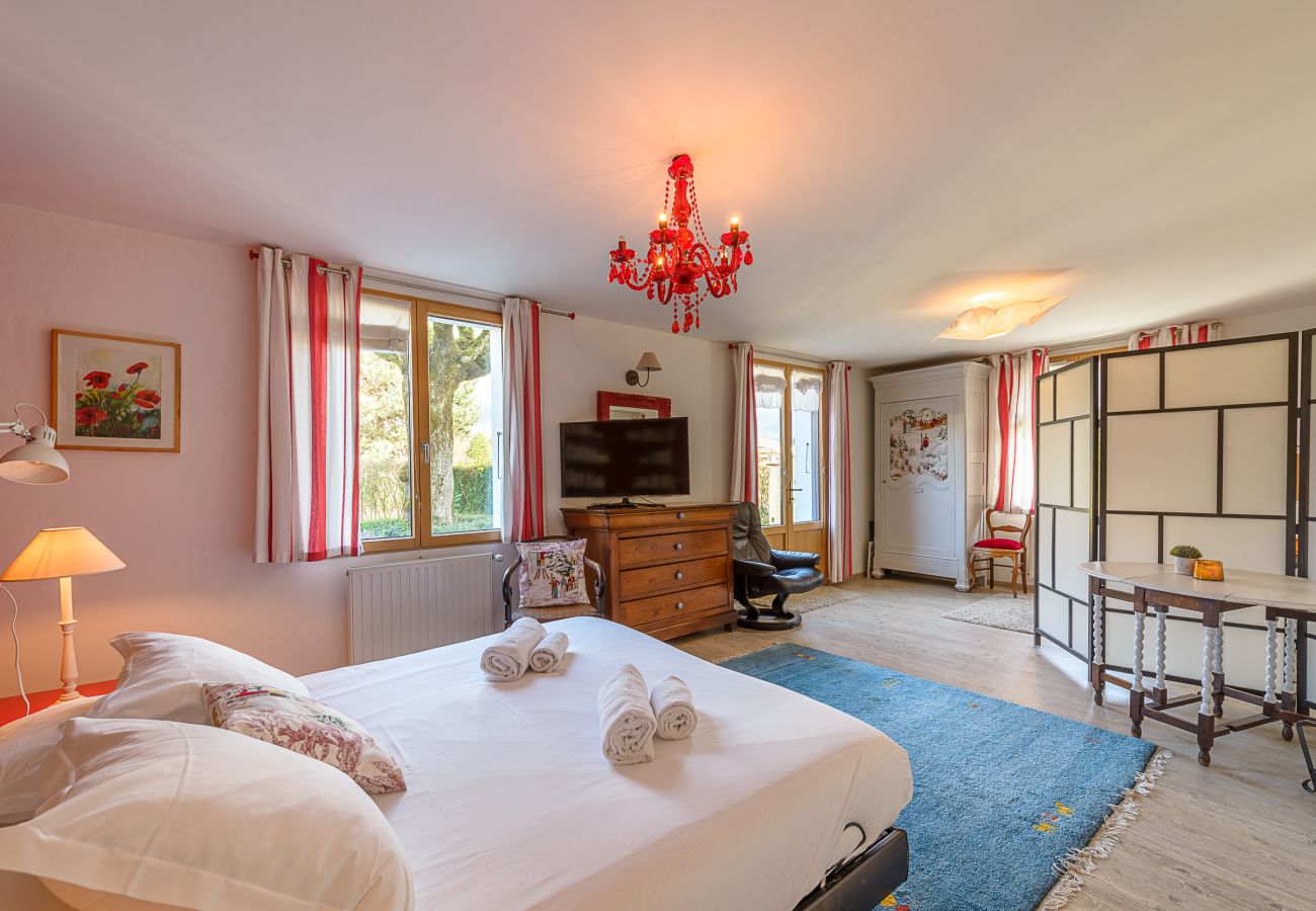 Location maison au bord du lac d'Annecy pour famille, séminaire en montagne, gite à louer alpes, maison pied dans l'eau 