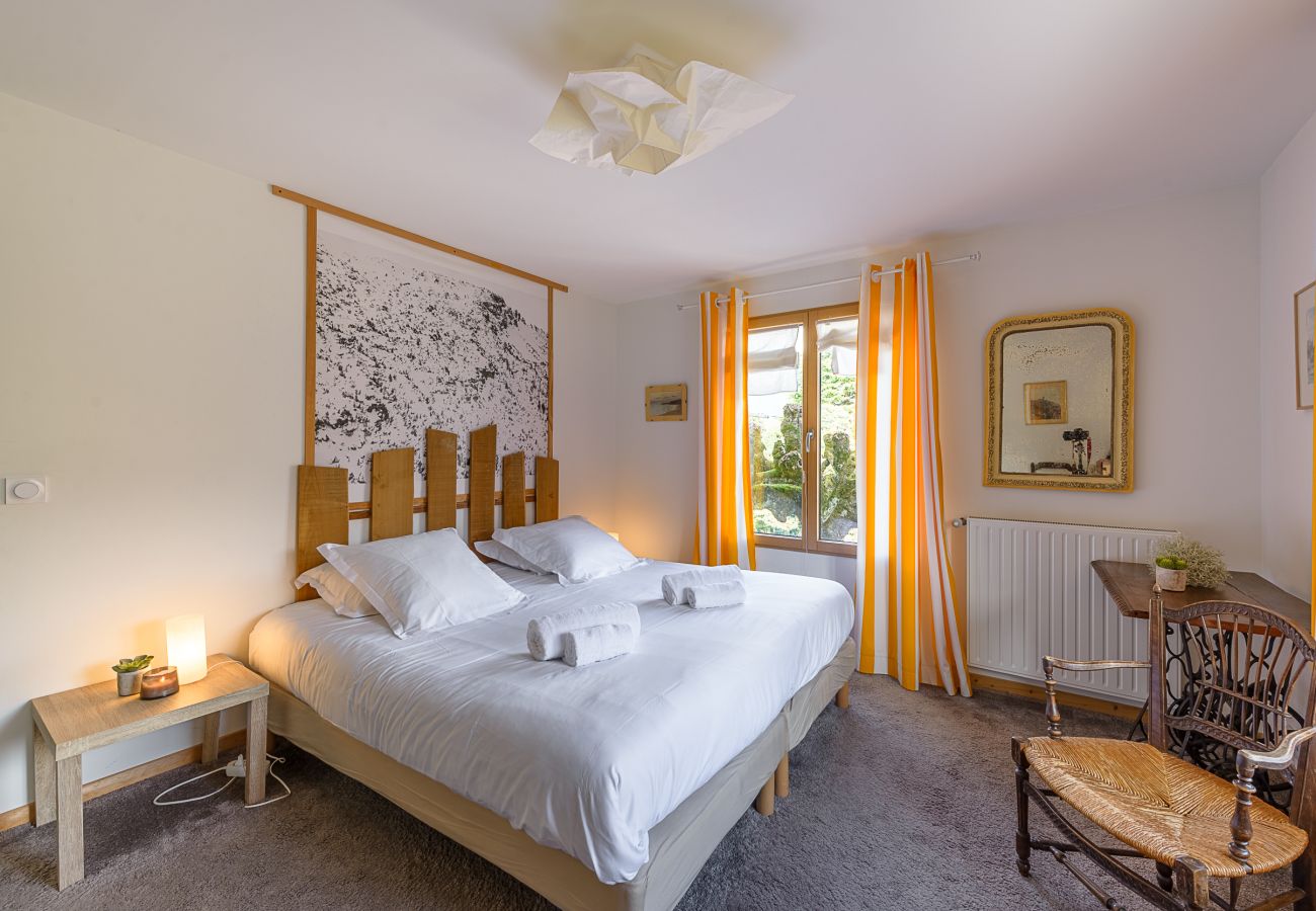 Location maison au bord du lac d'Annecy pour famille, séminaire en montagne, gite à louer alpes, maison pied dans l'eau 