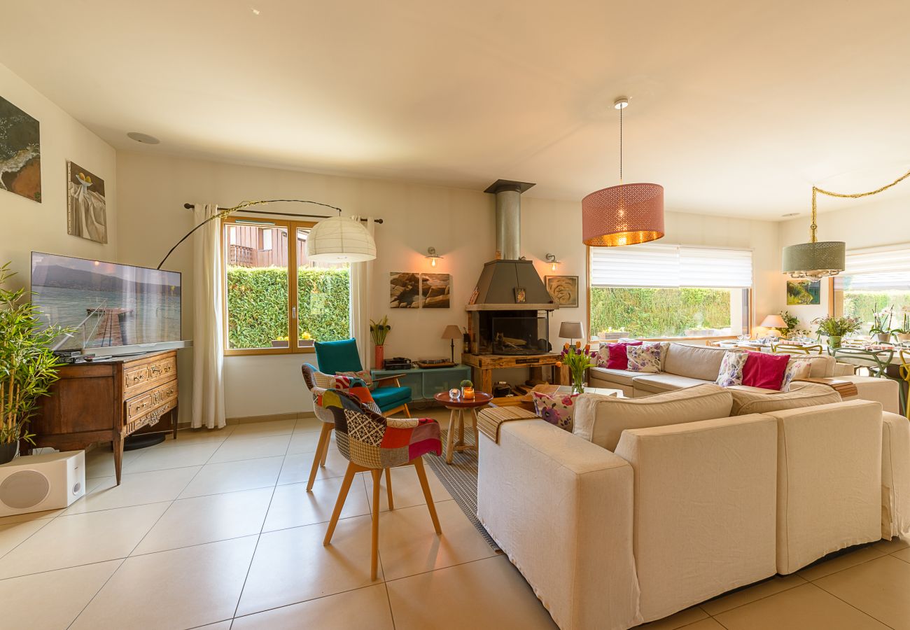 Location maison au bord du lac d'Annecy pour famille, séminaire en montagne, gite à louer alpes, maison pied dans l'eau 