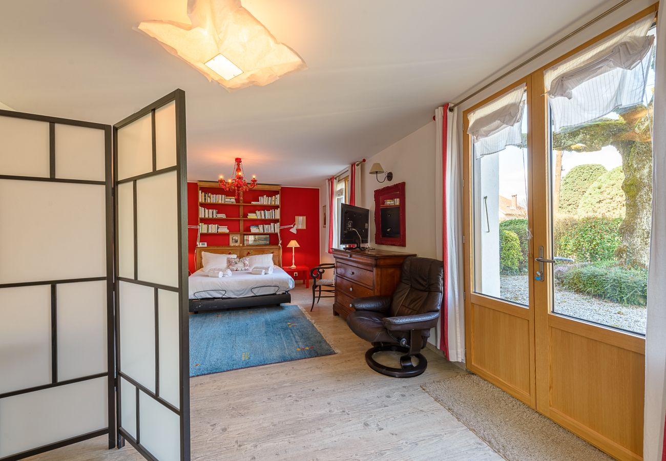 Location maison au bord du lac d'Annecy pour famille, séminaire en montagne, gite à louer alpes, maison pied dans l'eau 