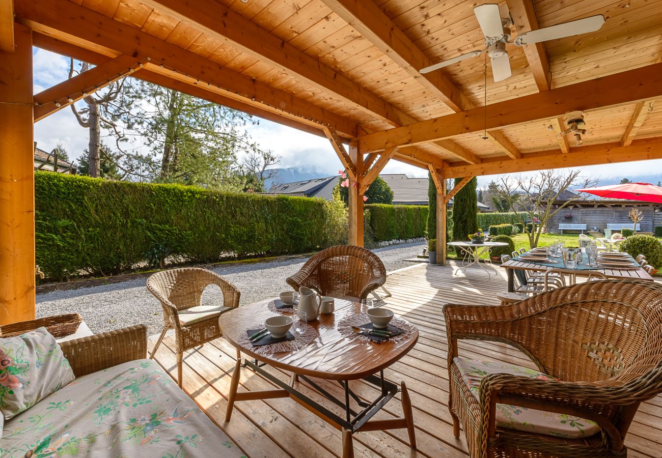 Location maison au bord du lac d'Annecy pour famille, séminaire en montagne, gite à louer alpes, maison pied dans l'eau  