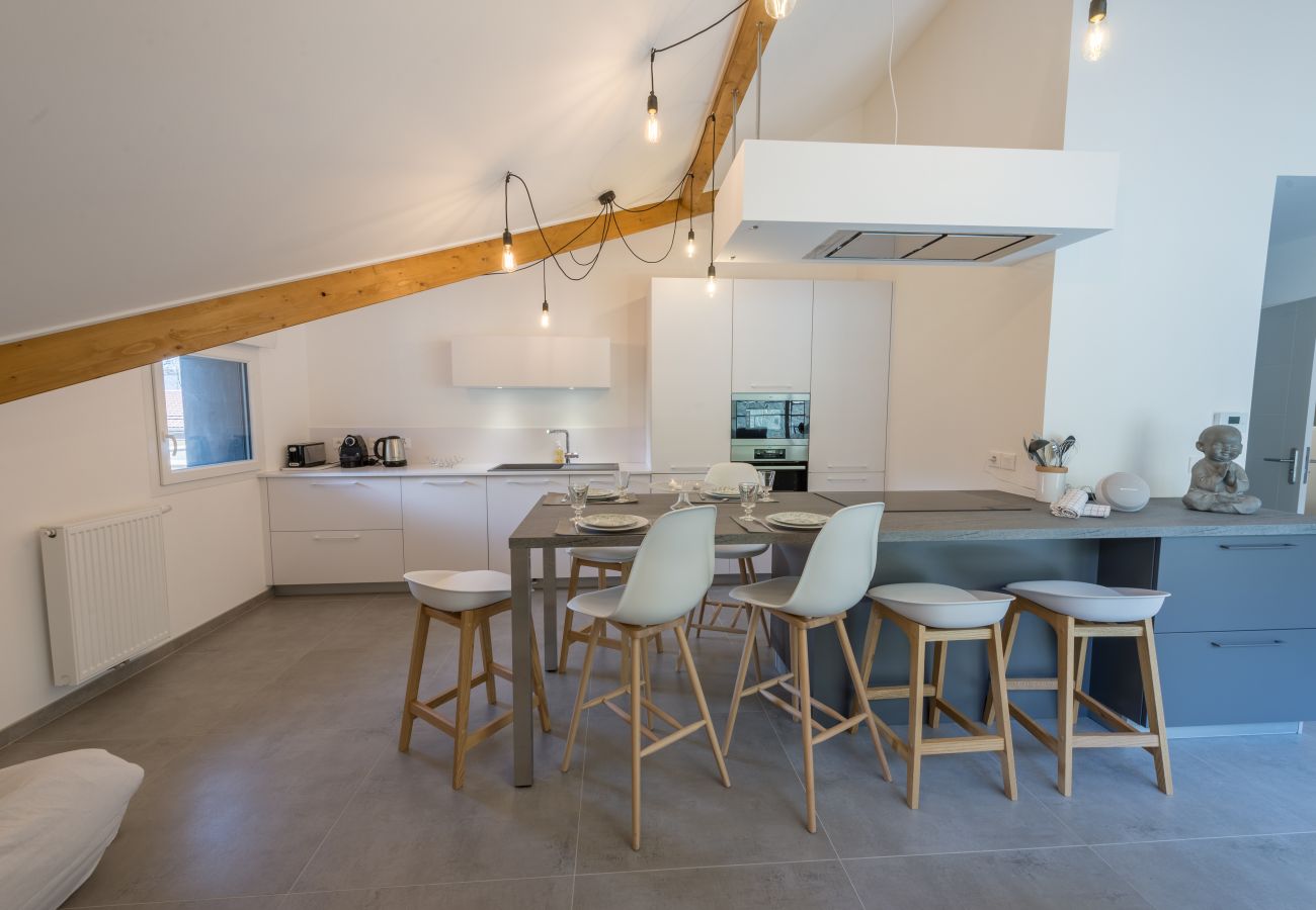 Cuisine entièrement équipée avec îlot central pour prendre des repas, située à Duingt près du lac d'Annecy