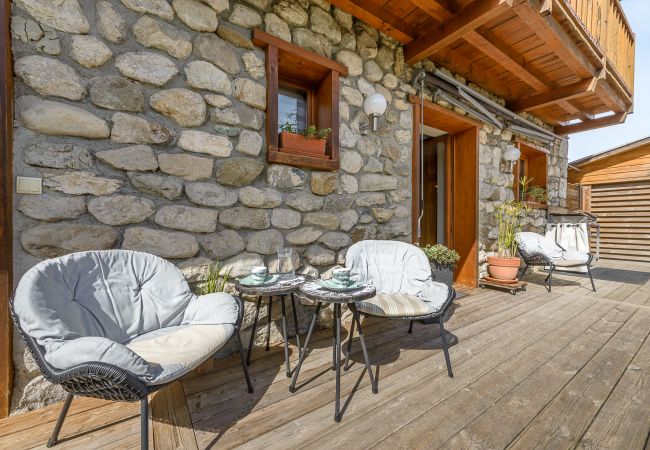 Location maison au bord du lac d'Annecy pour famille, séminaire en montagne, gite à louer alpes, maison pied dans l'eau 